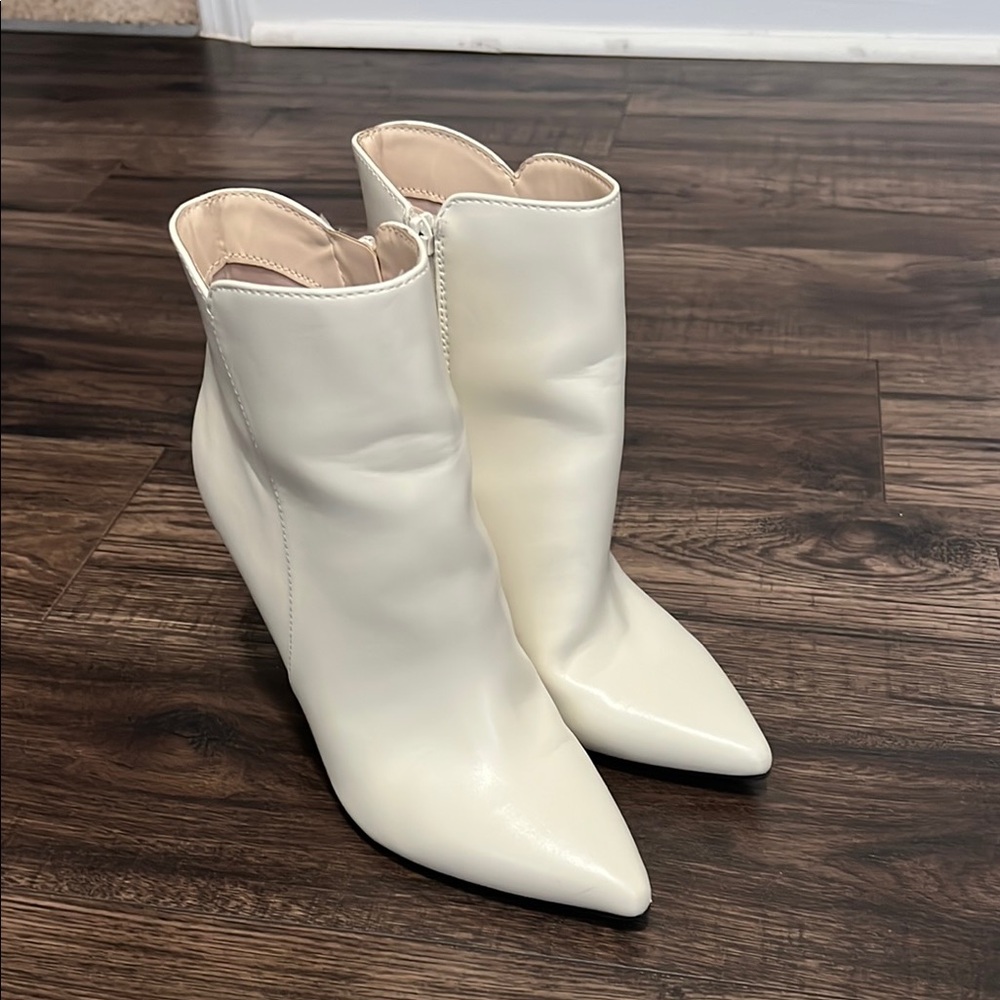 EUC Nine West Cream Leather Boots